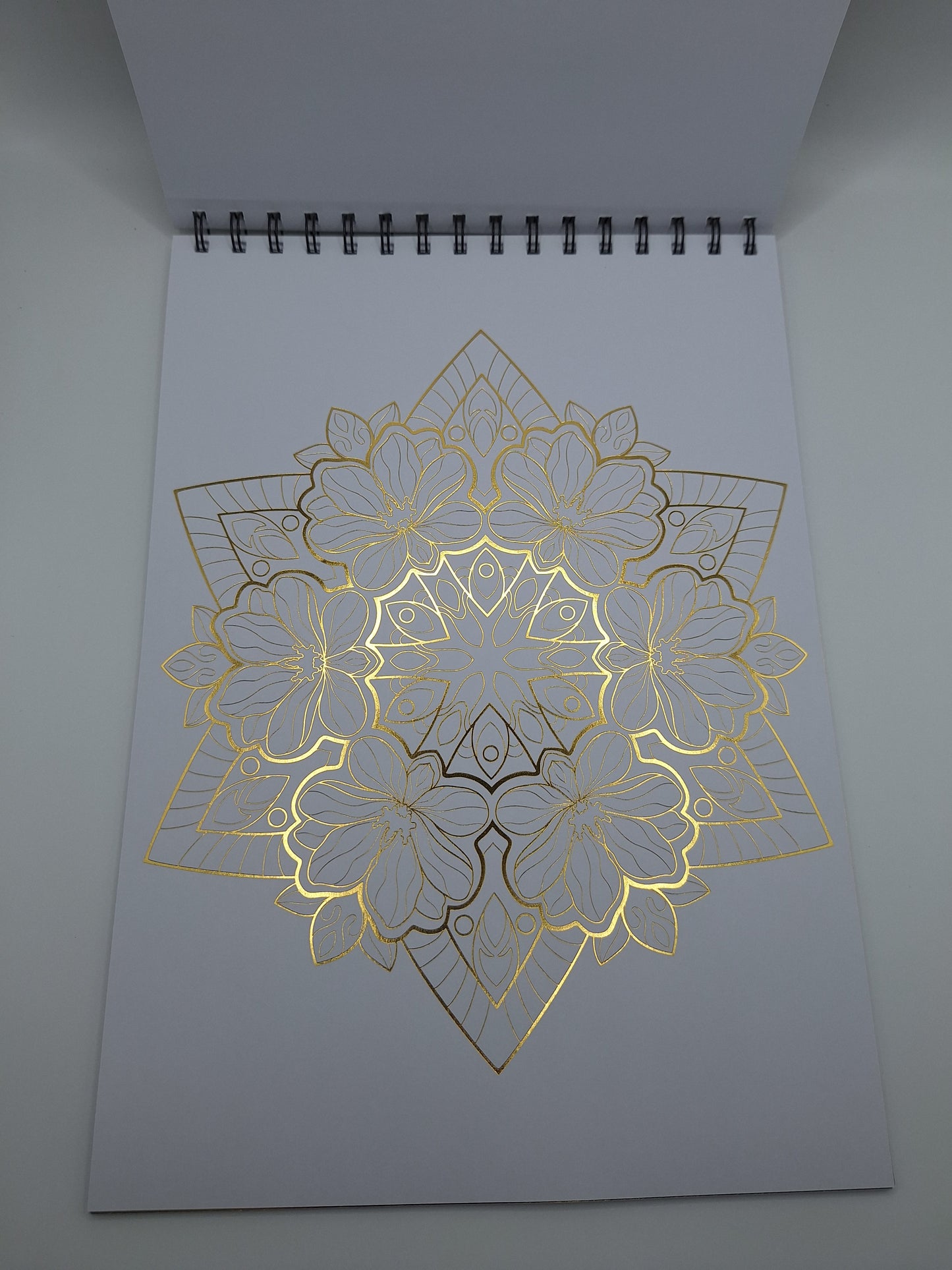 Malbuch mit Goldfolie - Mandalas (Colouringbook with foil details - Mandalas) | 24 Seiten | DecoTime